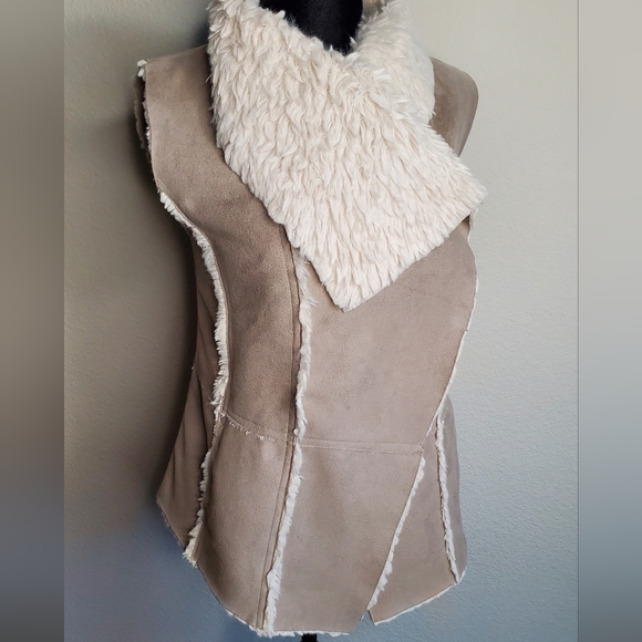 Cupcakes and Cashmere Vest - Picture 4 of 13